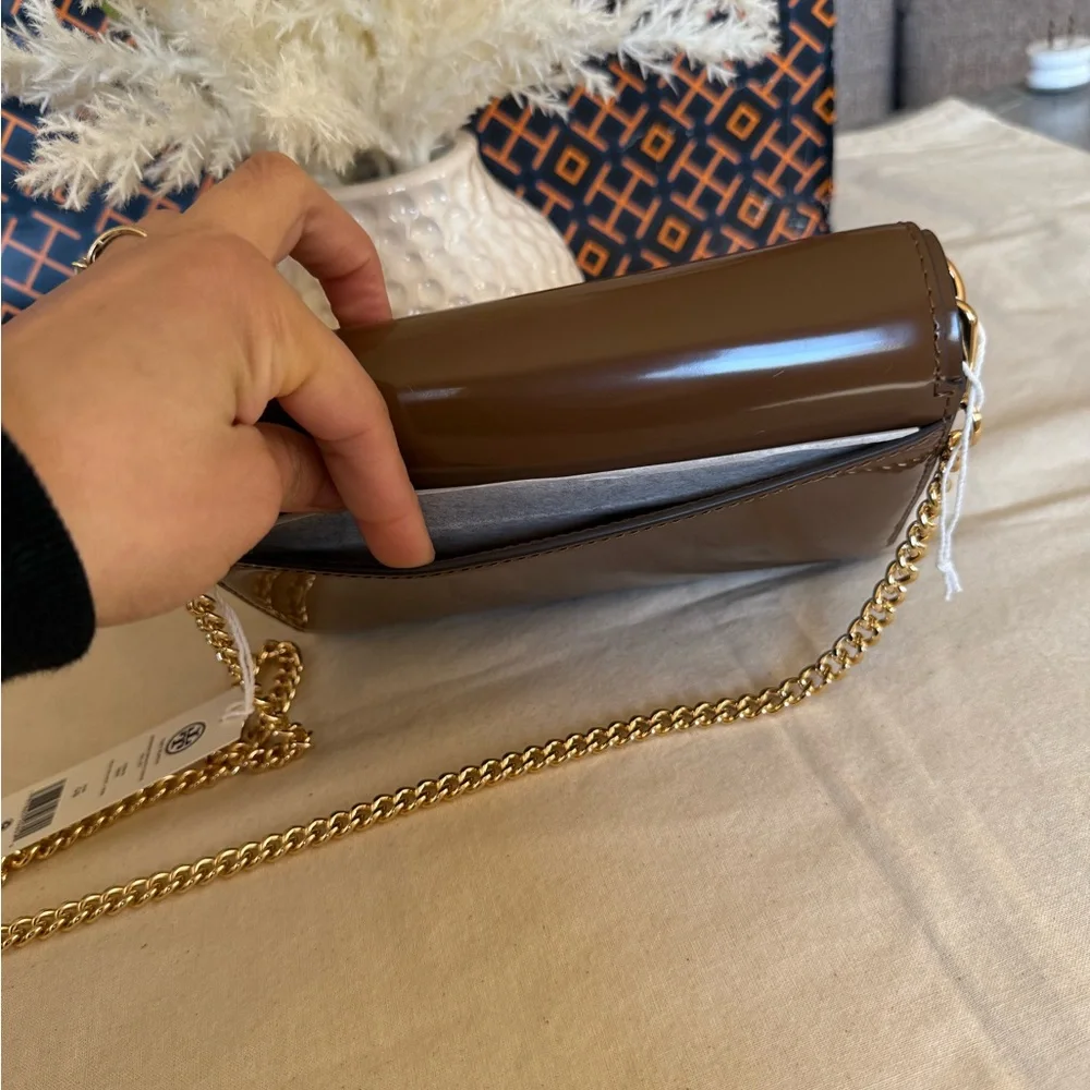 NWT, TORY BURCH EMERSON PATENT CHAIN WALLE RICH WALNUT